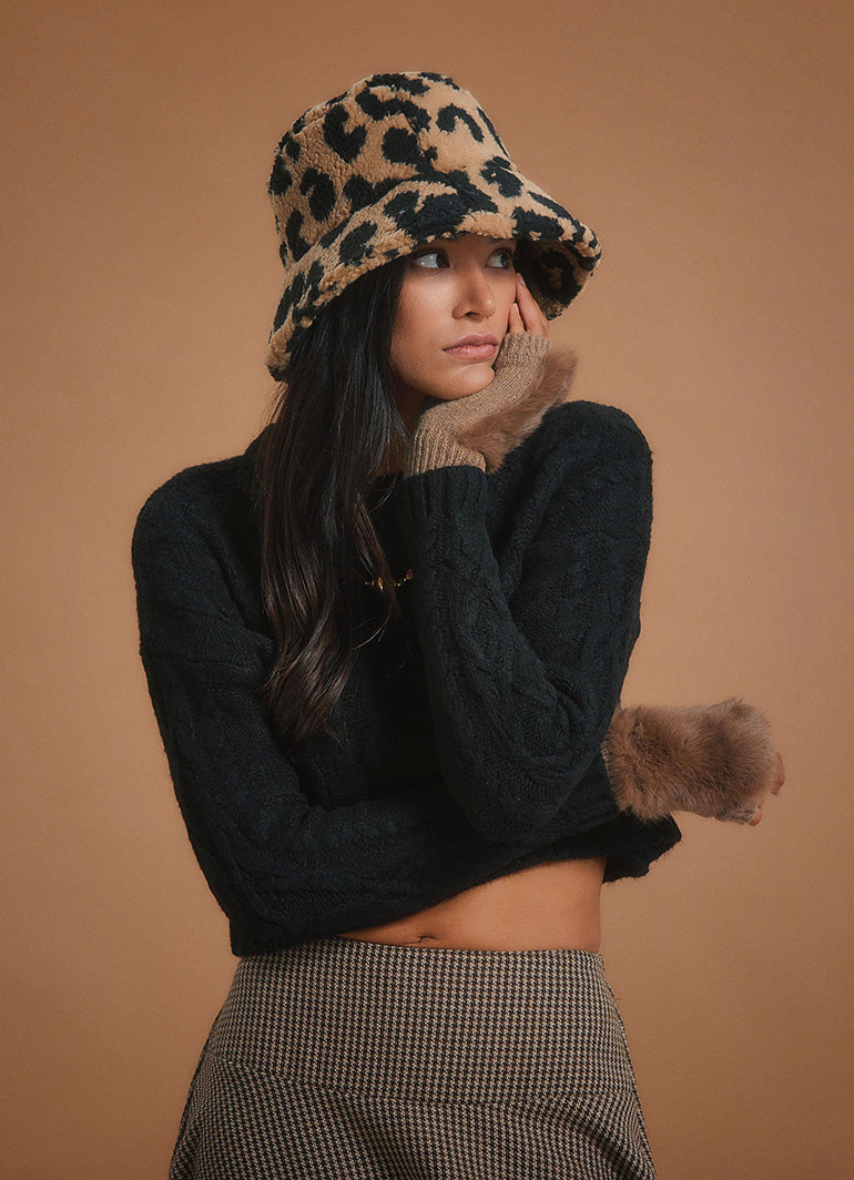 Round Neck Black Cable Knit Crop Sweater
